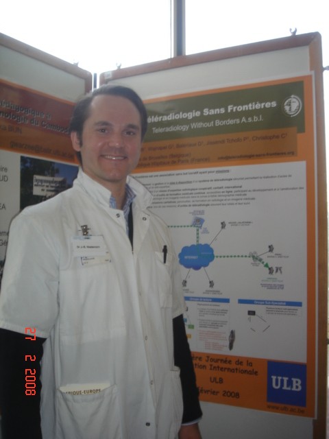 Dr Jean-Baptiste Niedercorn devant le poster TSF, Journée internationale ULB, février 2008